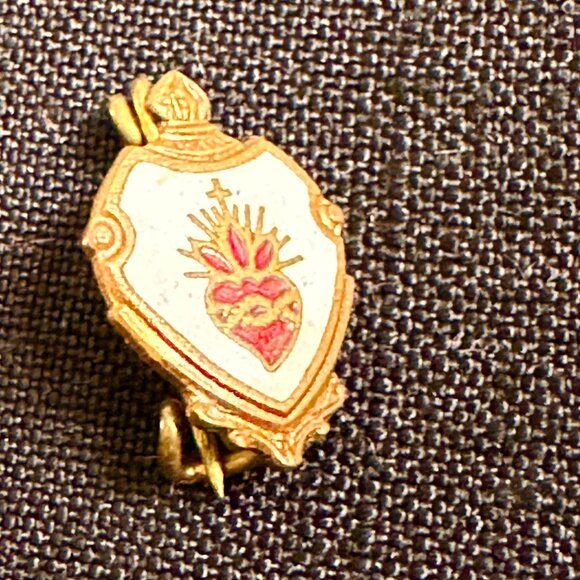 Vintage Sacred Heart of Jesus Enameled Metal Pin Brooch - Catholic Christianity - Picture 1 of 3